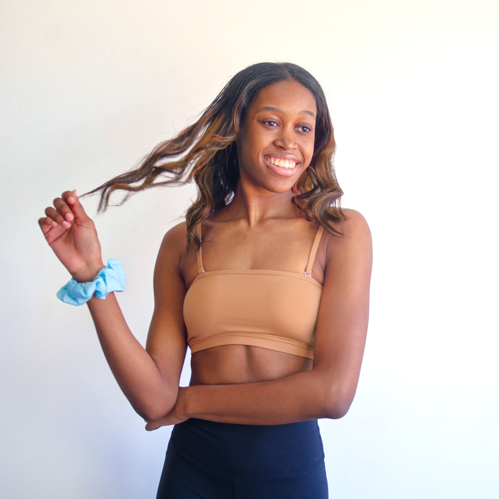 apricotton zero G strapless bra model standing front